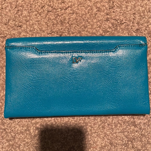 DVF teal emvbossed envelope clutch EUC!! - Picture 4 of 8